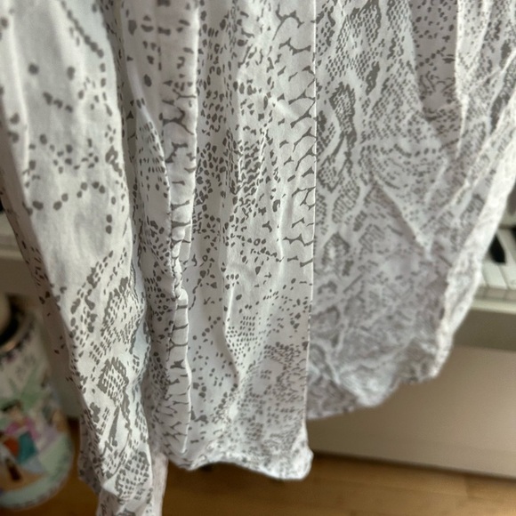 Cloth & Stone White and Gray Patterned Blouse M - Picture 14 of 16